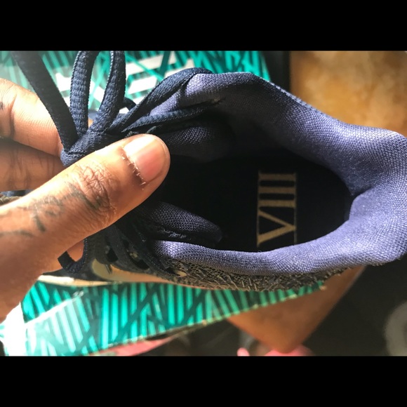 NEW KYRIE  5.5Y - Picture 7 of 7